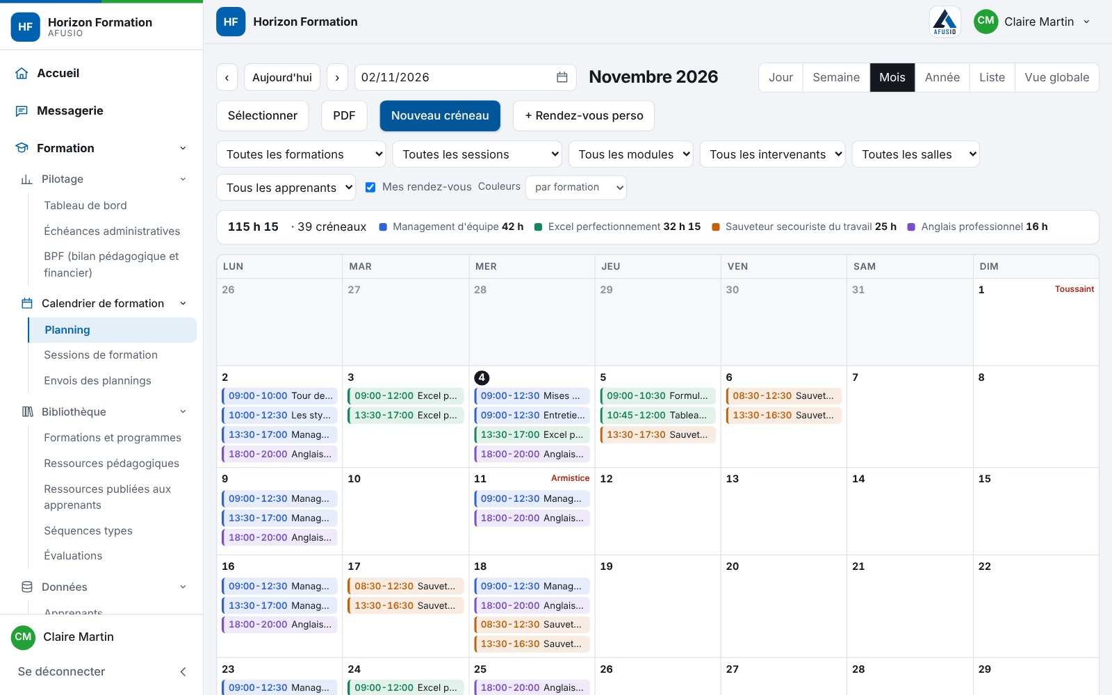 Vue mois du planning, avec le total d'heures par formation